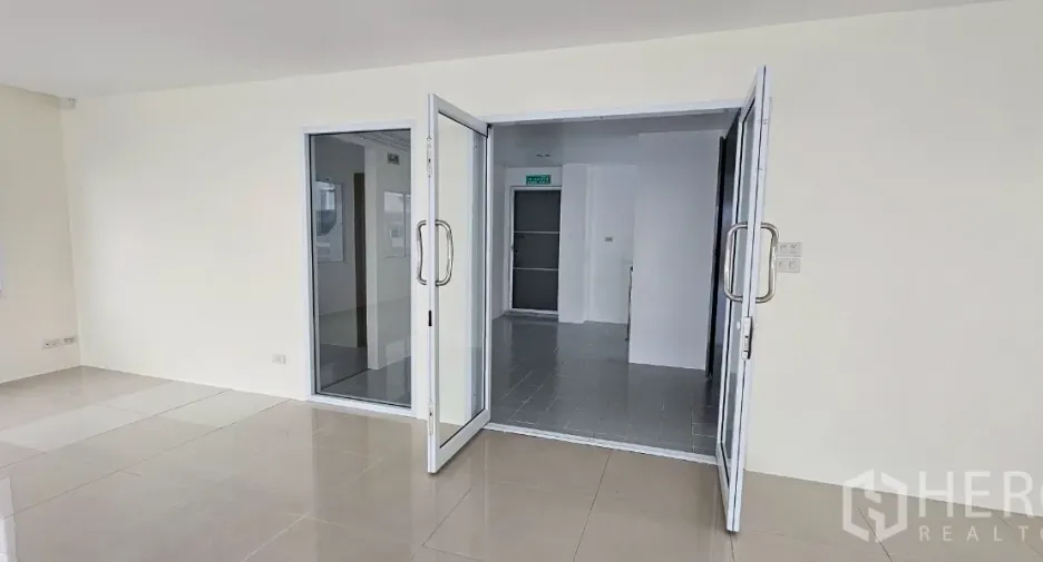 Oficina en alquiler en Bueng Kum, Bangkok