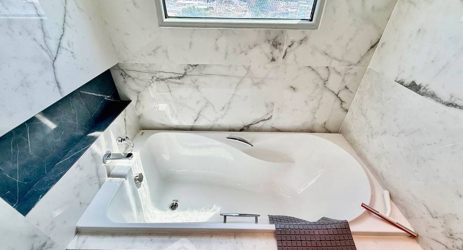For sale 3 bedrooms condo in Yan Nawa, Bangkok