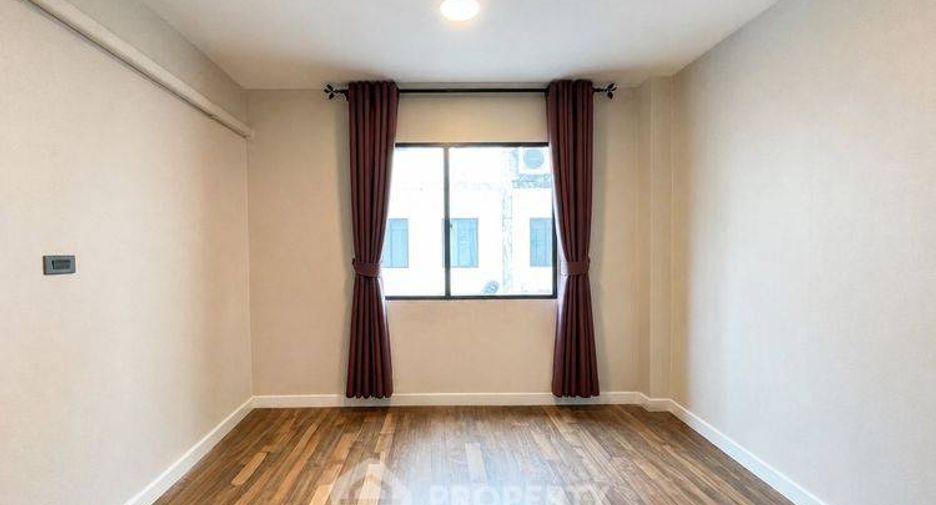 For sale 3 bedrooms townhouse in Khan Na Yao, Bangkok