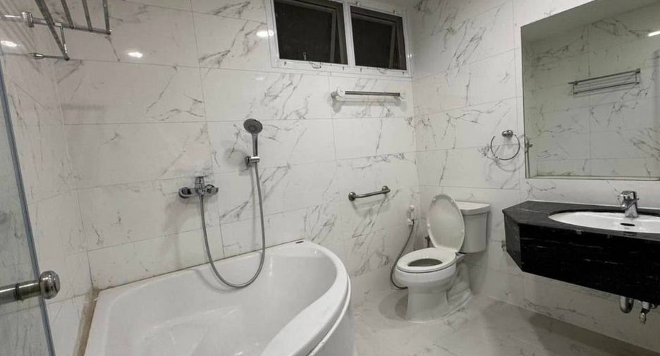 Wohnung zur Miete mit 2 Zimmer in Pathum Wan, Bangkok