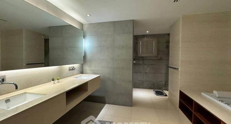 For rent 3 bedrooms condo in Khlong Toei, Bangkok