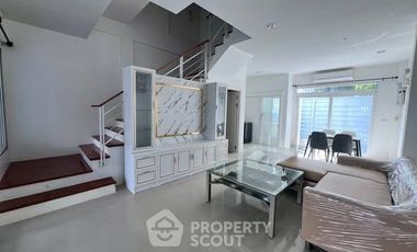 Casa adosada en alquiler de 3 habitaciones en Wang Thonglang, Bangkok