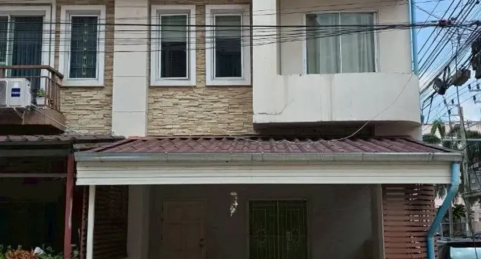 Casa adosada en alquiler de 3 habitaciones en Bang Khae, Bangkok