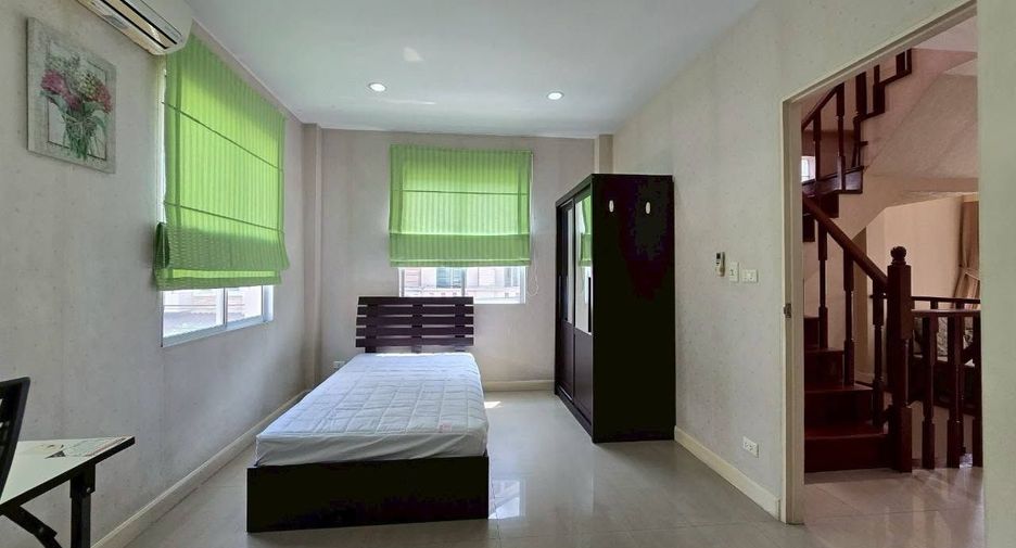 Casa adosada en alquiler de 3 habitaciones en Bang Khae, Bangkok
