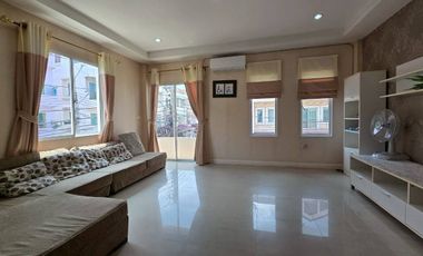 Casa adosada en alquiler de 3 habitaciones en Bang Khae, Bangkok