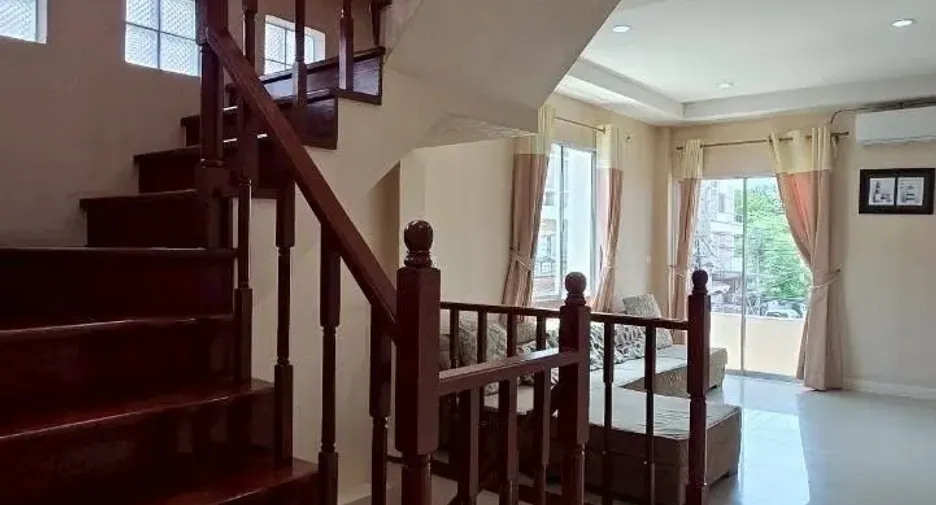Casa adosada en alquiler de 3 habitaciones en Bang Khae, Bangkok