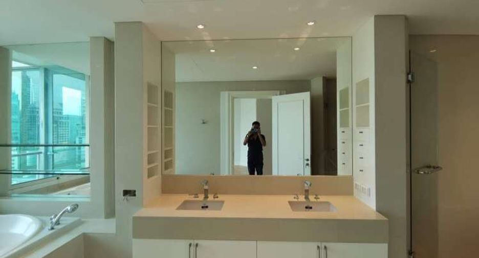 For rent 3 bedrooms condo in Pathum Wan, Bangkok