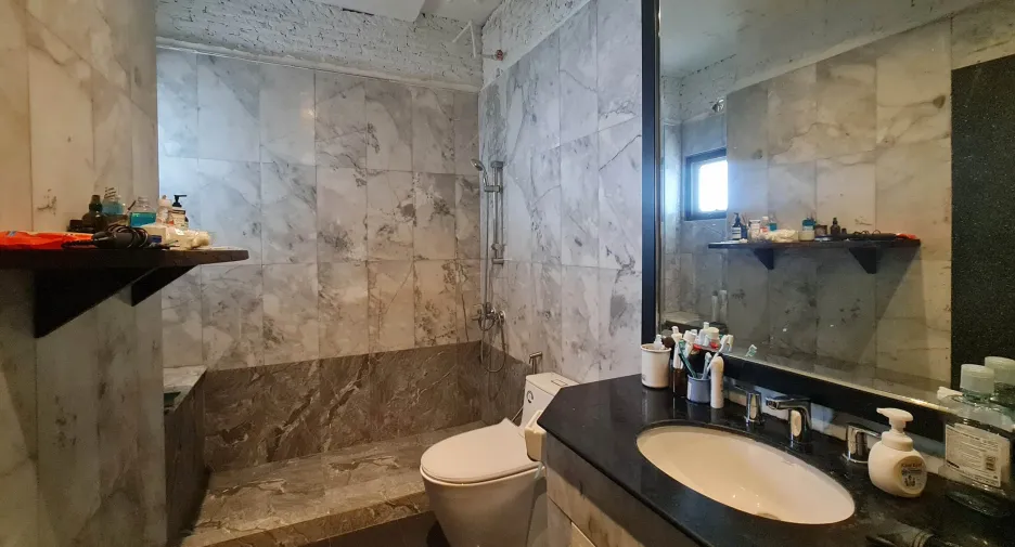 For sale 3 bedrooms condo in Watthana, Bangkok