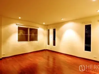 出租 4 卧室 独立屋 在 Watthana, 曼谷