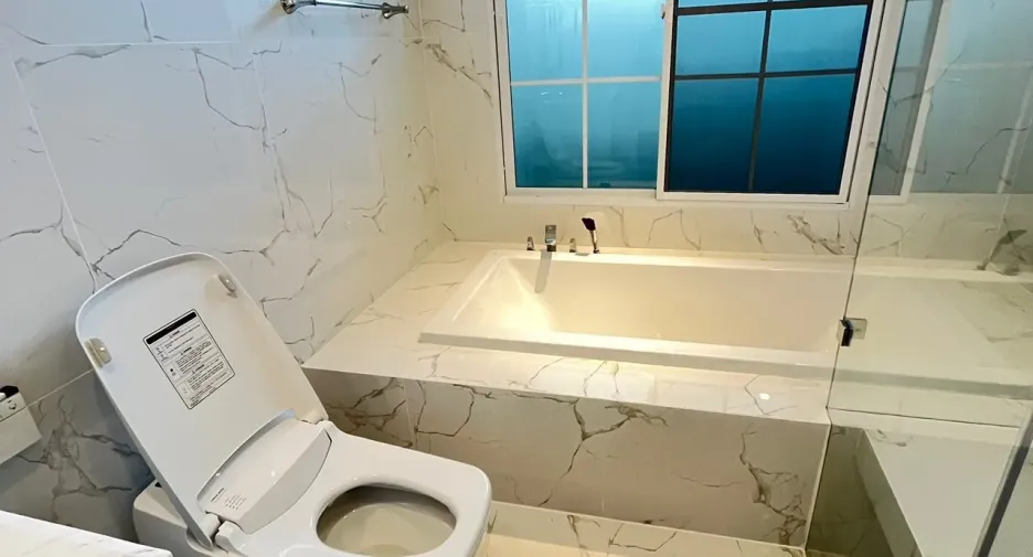 Casa en alquiler y en venta de 4 habitaciones en Bang Khen, Bangkok