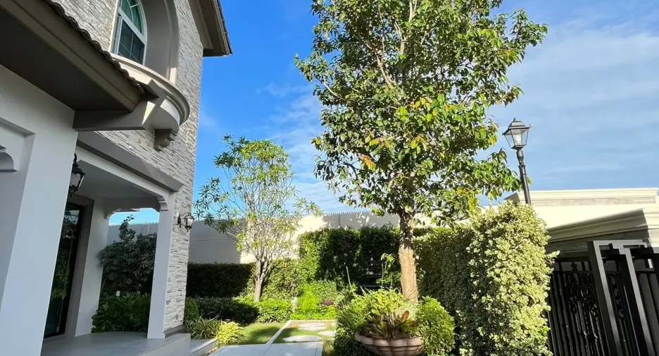 Casa en alquiler y en venta de 4 habitaciones en Bang Khen, Bangkok
