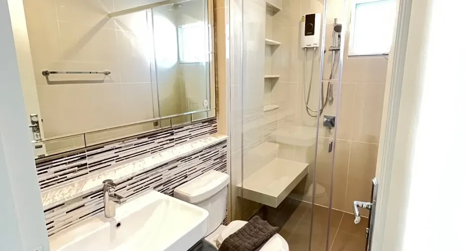 Casa en alquiler y en venta de 4 habitaciones en Bang Khen, Bangkok