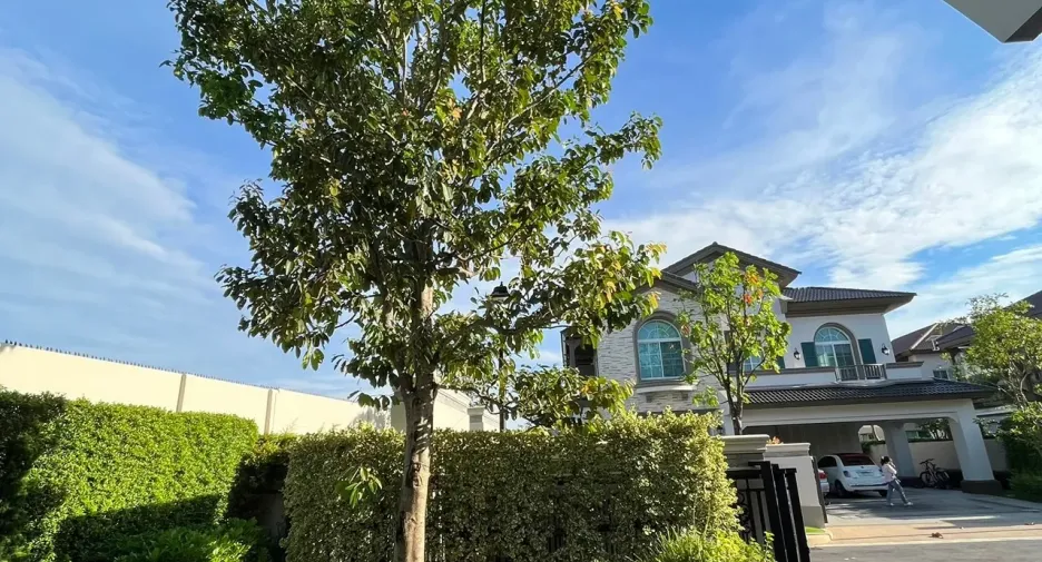 Casa en alquiler y en venta de 4 habitaciones en Bang Khen, Bangkok