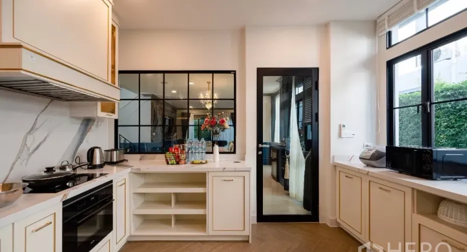 Casa en alquiler y en venta de 4 habitaciones en Saphan Sung, Bangkok