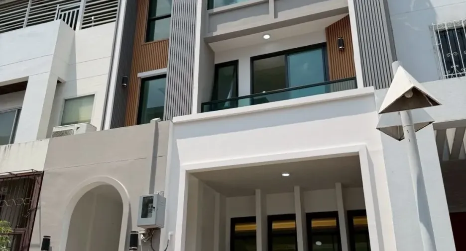For sale studio townhouse in Phra Khanong, Bangkok