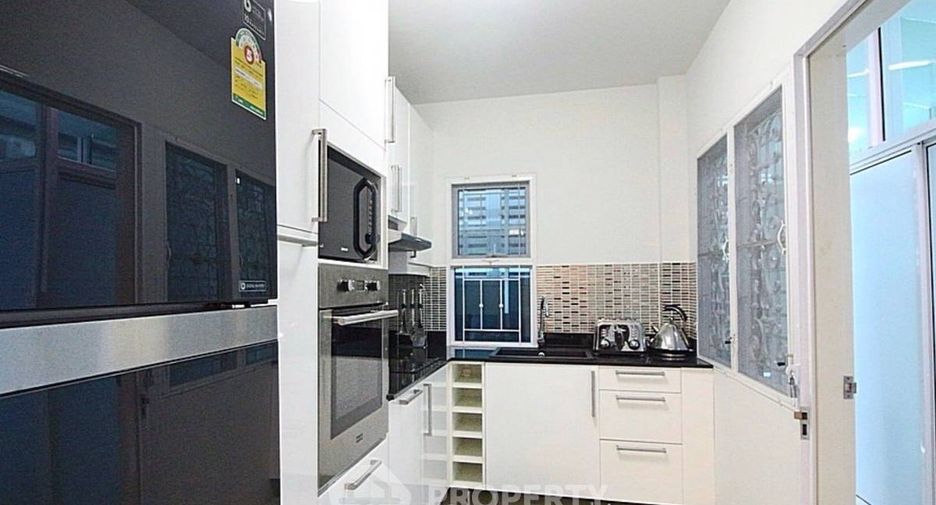 Casa en alquiler y en venta de 4 habitaciones en Bang Khen, Bangkok