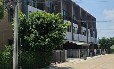 For sale 3 ベッドルーム townhouse in Saphan Sung, Bangkok