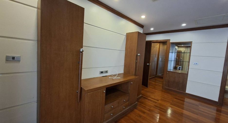 For rent 2 bedrooms apartment in Sathon, Bangkok