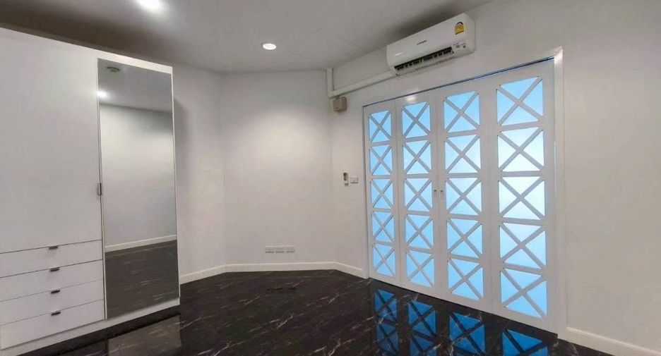 À vendre 2 chambres condo à Yan Nawa, Bangkok