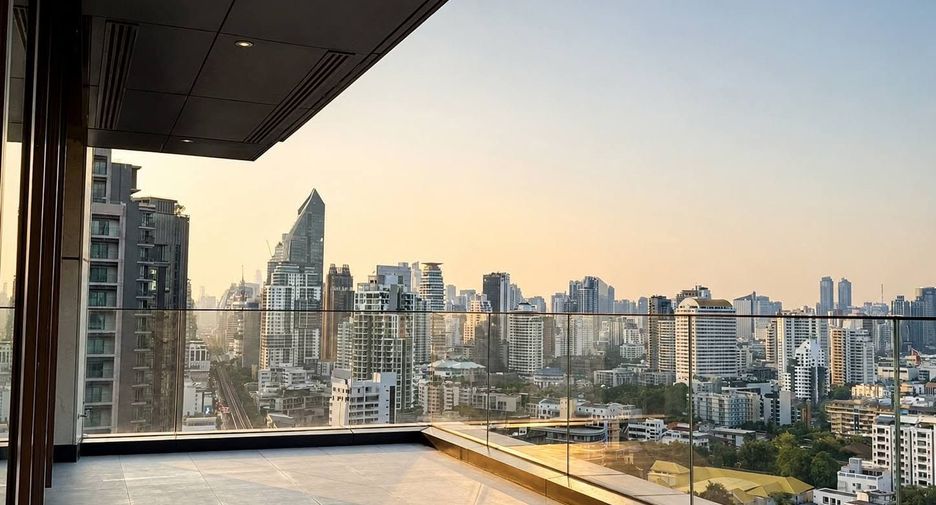 For rent 4 bedrooms condo in Khlong Toei, Bangkok