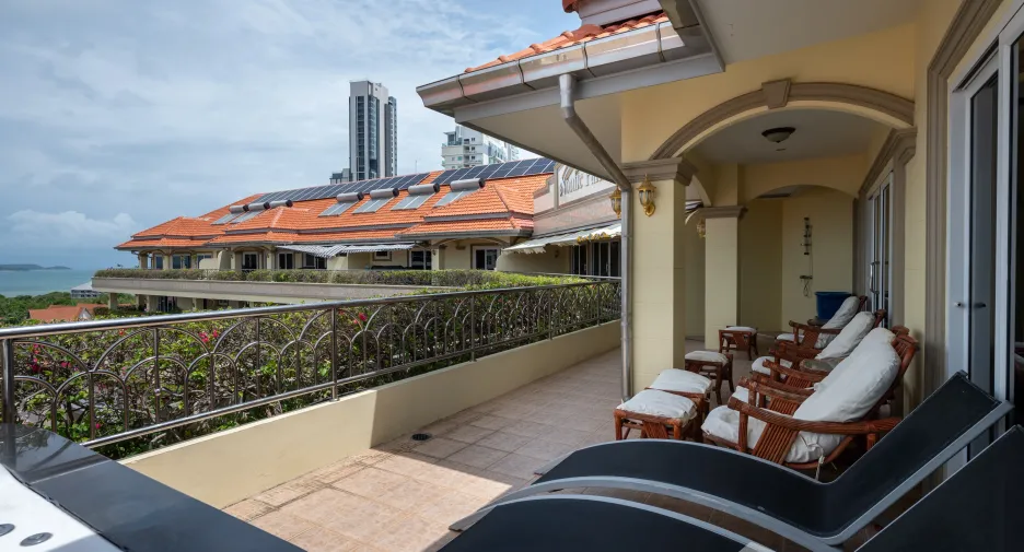 For sale 3 bedrooms apartment in Pratumnak, Pattaya