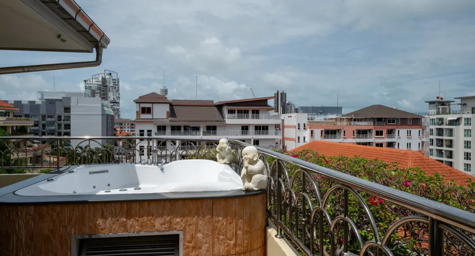 For sale 3 bedrooms apartment in Pratumnak, Pattaya