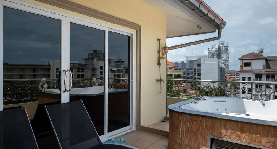 For sale 3 bedrooms apartment in Pratumnak, Pattaya