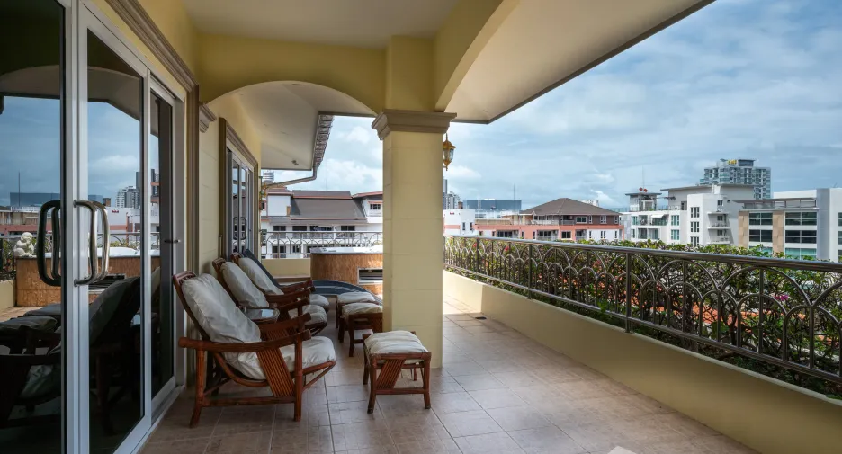 For sale 3 bedrooms apartment in Pratumnak, Pattaya