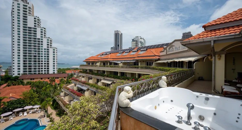 For sale 3 bedrooms apartment in Pratumnak, Pattaya