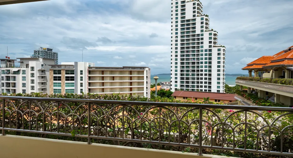 For sale 3 bedrooms apartment in Pratumnak, Pattaya