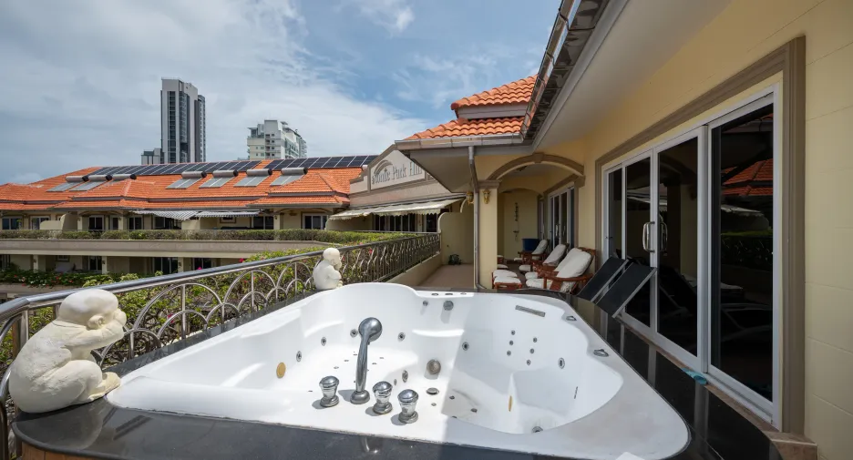 For sale 3 bedrooms apartment in Pratumnak, Pattaya