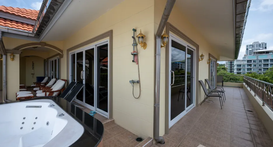 For sale 3 bedrooms apartment in Pratumnak, Pattaya