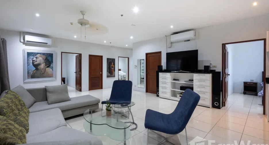 For sale 3 bedrooms apartment in Pratumnak, Pattaya