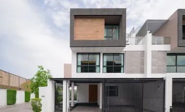 For sale 3 bedrooms villa in Huai Khwang, Bangkok
