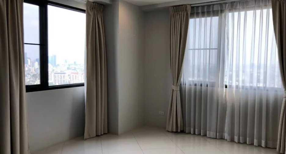 For sale 3 bedrooms condo in Watthana, Bangkok