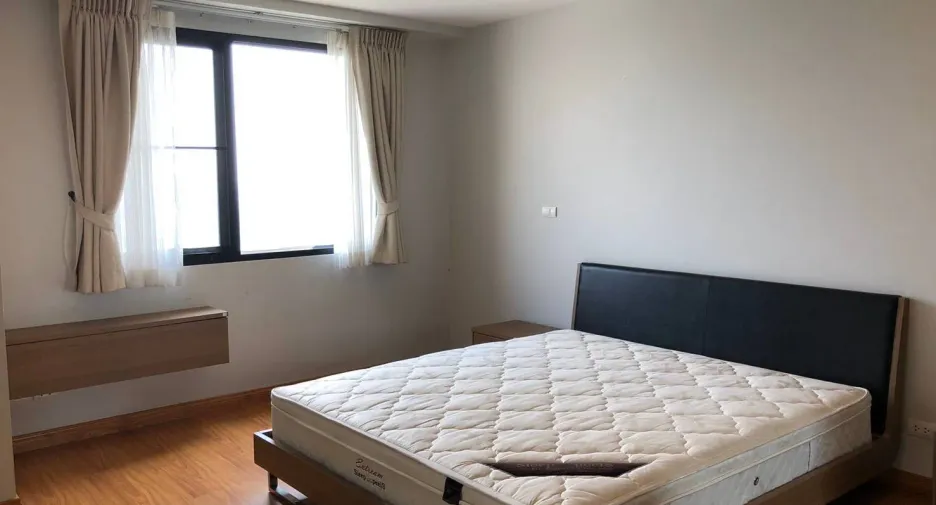 For sale 3 bedrooms condo in Watthana, Bangkok