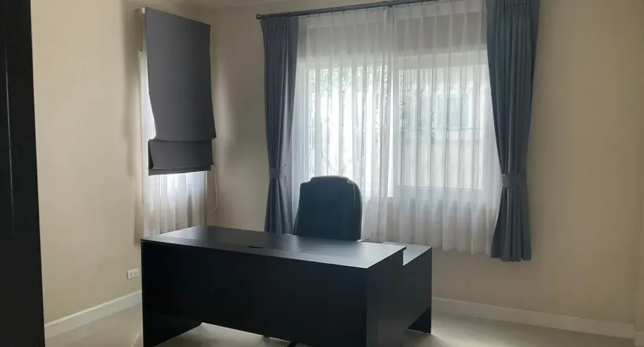 For rent 4 bedrooms house in San Kamphaeng, Chiang Mai