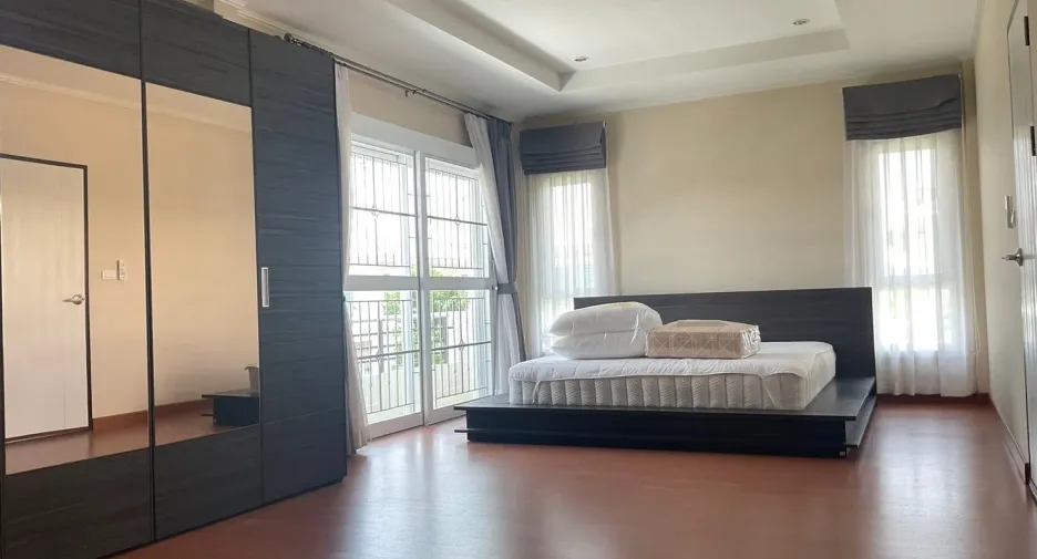 For rent 4 bedrooms house in San Kamphaeng, Chiang Mai