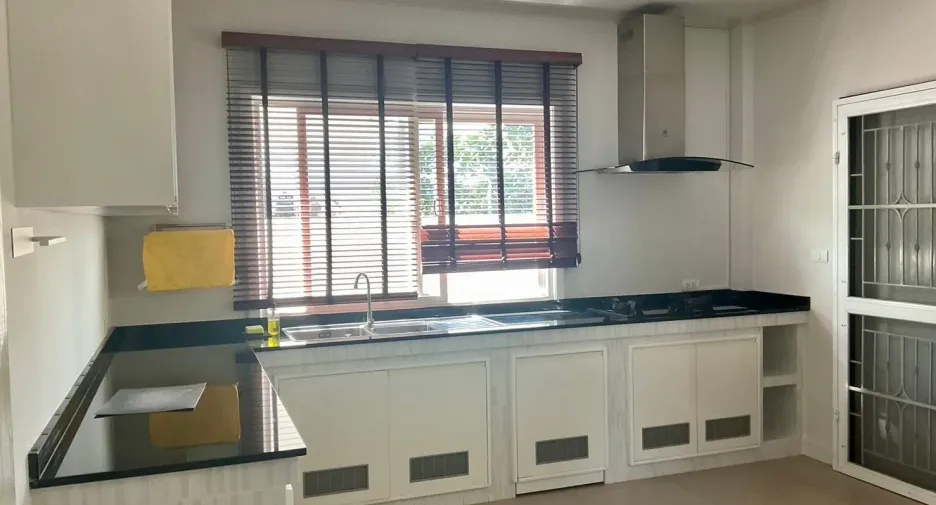 For rent 4 bedrooms house in San Kamphaeng, Chiang Mai