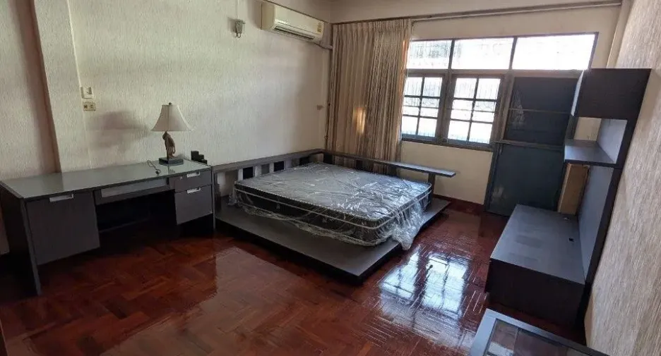 Gewerbefläche zum Kauf mit 3 Zimmer in Yan Nawa, Bangkok