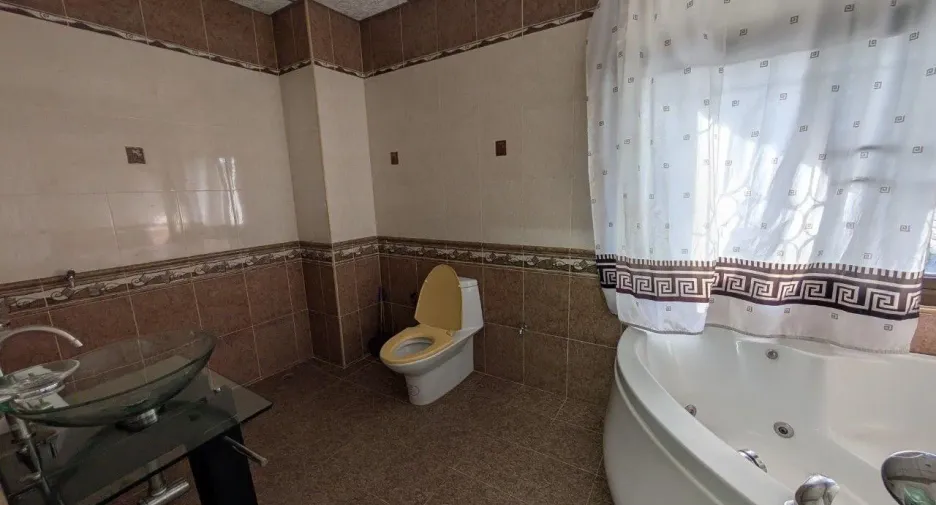 Gewerbefläche zum Kauf mit 3 Zimmer in Yan Nawa, Bangkok