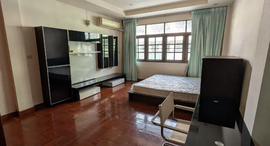 Gewerbefläche zum Kauf mit 3 Zimmer in Yan Nawa, Bangkok