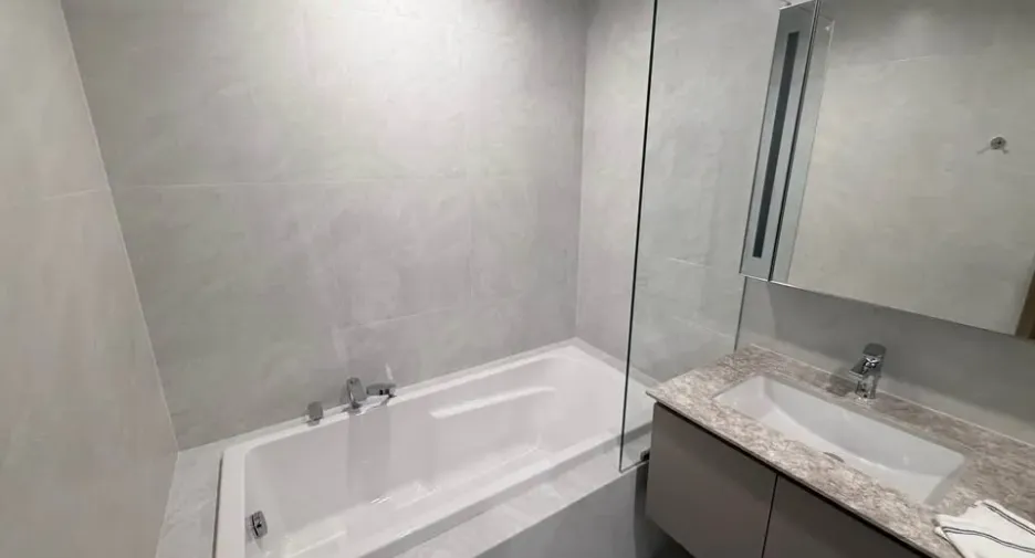 Condo en alquiler y en venta de 3 habitaciones en Huai Khwang, Bangkok