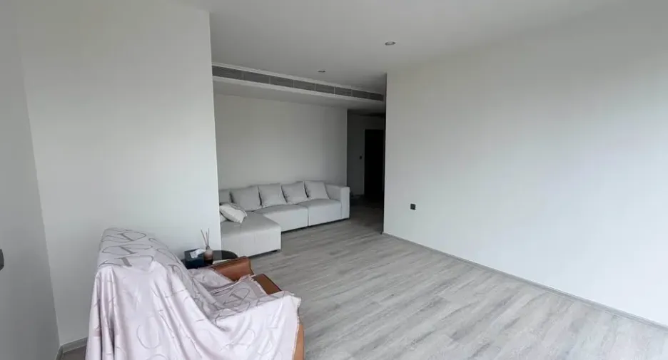 Condo en alquiler y en venta de 3 habitaciones en Huai Khwang, Bangkok