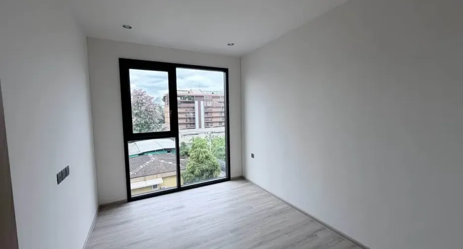 Condo en alquiler y en venta de 3 habitaciones en Huai Khwang, Bangkok