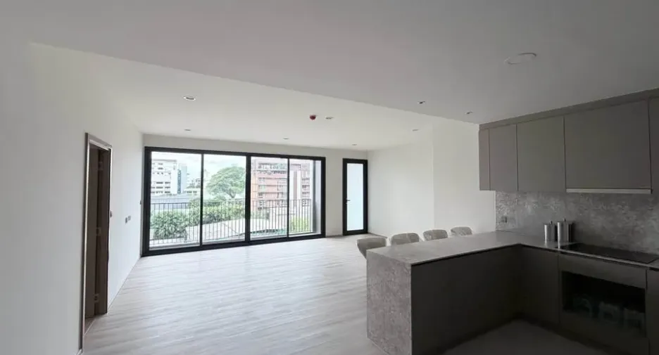 Condo en alquiler y en venta de 3 habitaciones en Huai Khwang, Bangkok