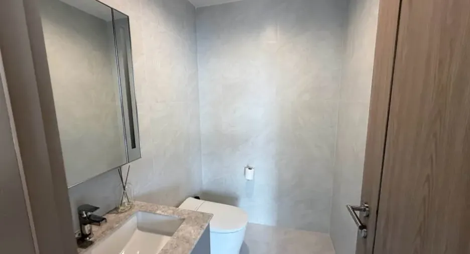 Condo en alquiler y en venta de 3 habitaciones en Huai Khwang, Bangkok