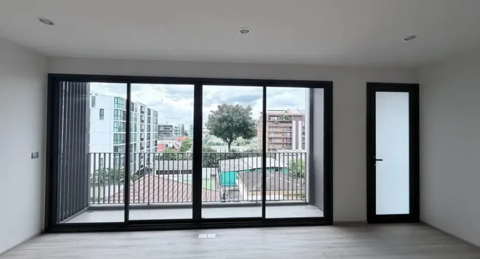 Condo en alquiler y en venta de 3 habitaciones en Huai Khwang, Bangkok