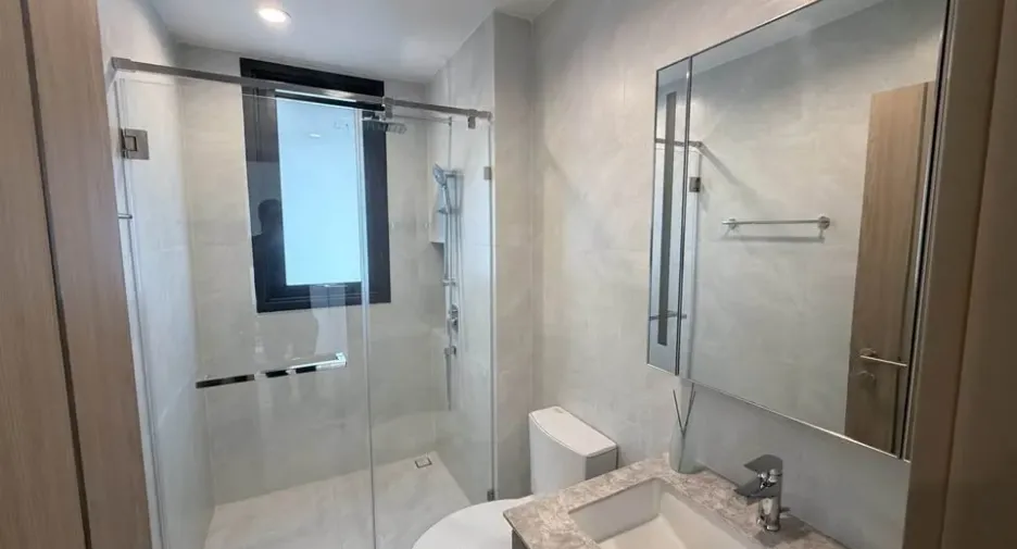 Condo en alquiler y en venta de 3 habitaciones en Huai Khwang, Bangkok