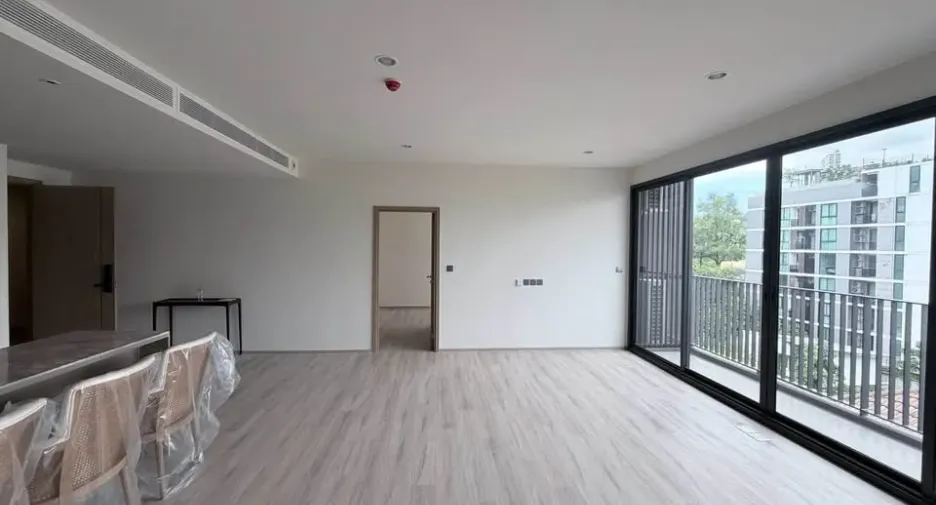 Condo en alquiler y en venta de 3 habitaciones en Huai Khwang, Bangkok